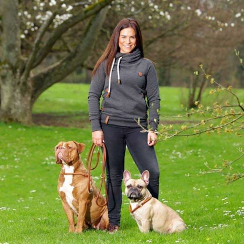 Hundetrainerin Kristin mit zwei Hunden an der Leine