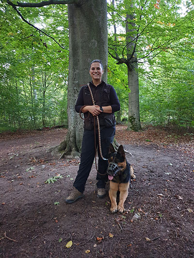Hundetrainerin Kristin mit Schäferhund