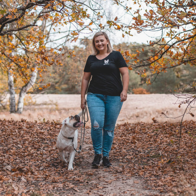 Anja Hundetrainerin mit Hund an der Leine