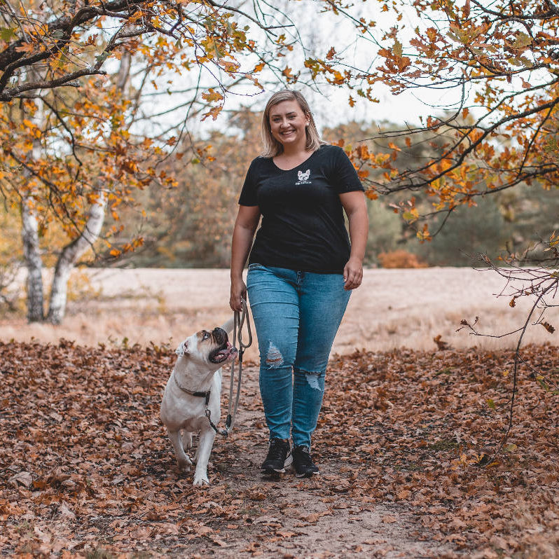 Anja Hundetrainerin mit Hund an der Leine