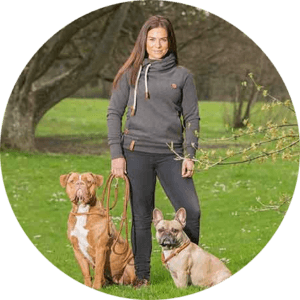 Hundetrainerin Kristin beim Gassigehen